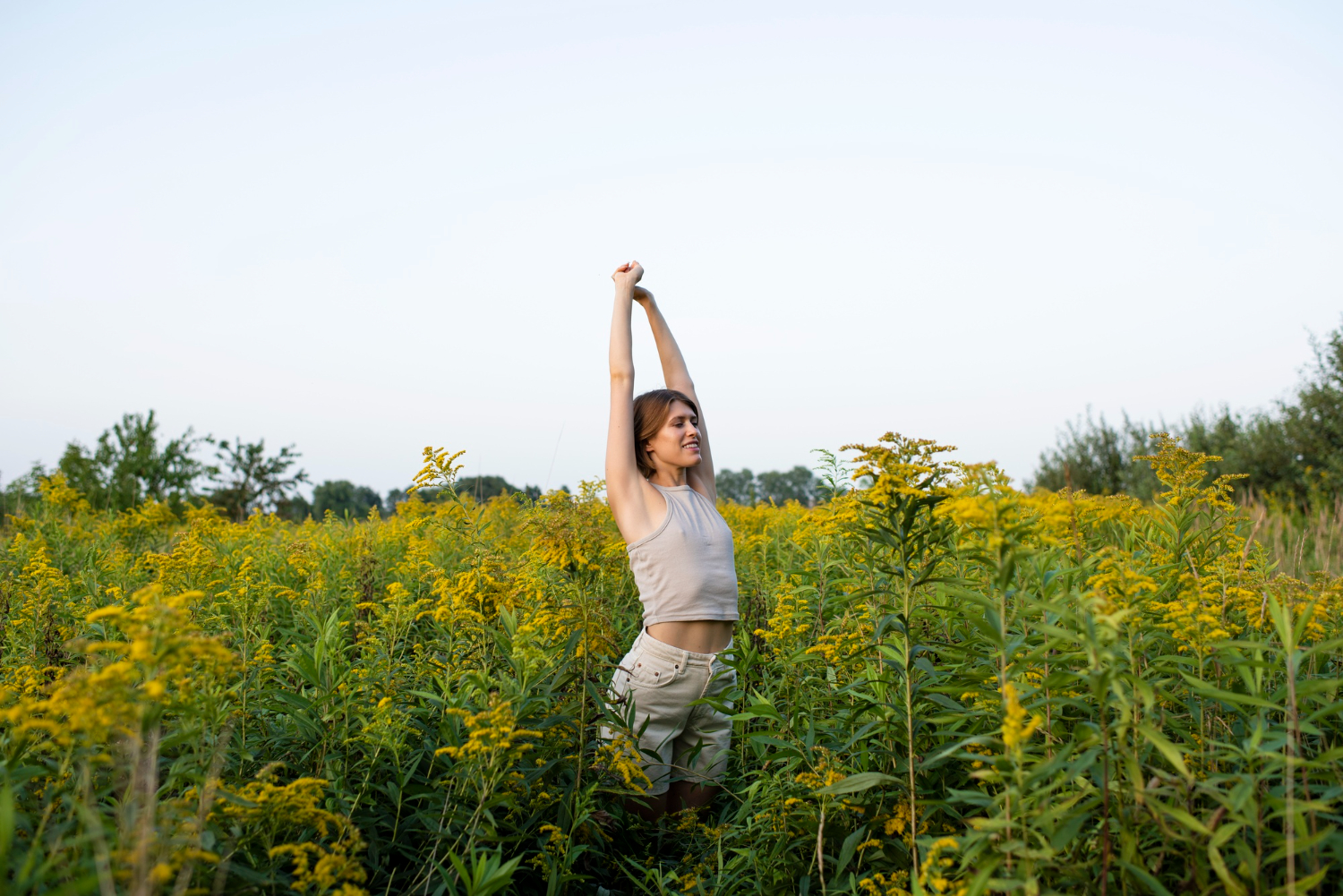 side-view-smiley-woman-outdoors